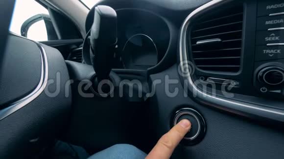 男性通过按下按钮启动和停止汽车视频的预览图