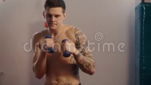 男拳击手在健身房练习拳击视频的预览图