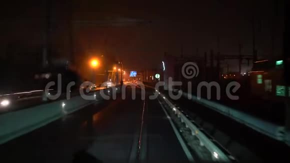 电车穿过大桥视频的预览图