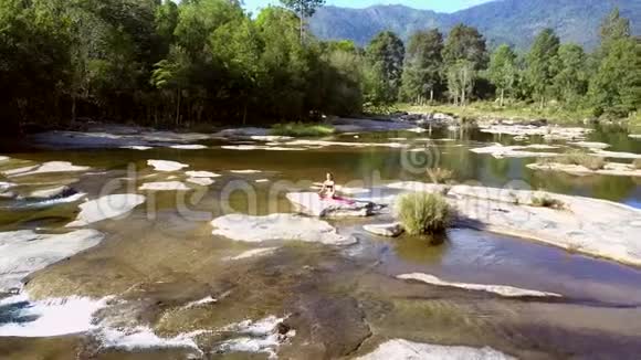 上观山河裸露的石头视频的预览图