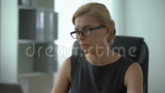 办公室员工感到颈部疼痛在电脑前工作过度劳累的女士视频的预览图