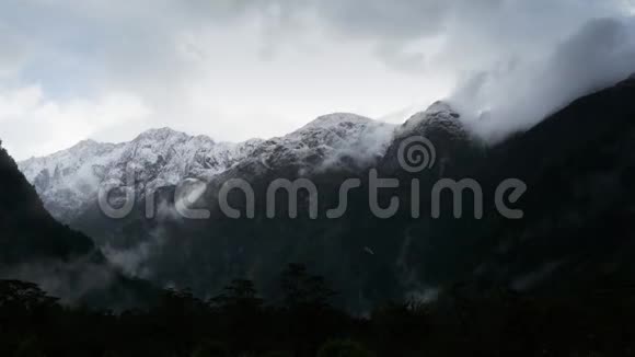 雾蒙蒙的雪山时光流逝视频的预览图