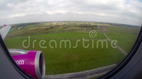 飞机降落乘客转向地面震动视频的预览图