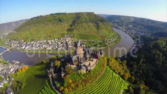 河岛城堡中世纪景观空中船桥视频的预览图