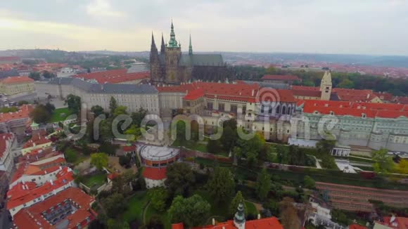 布拉格老城盘鸟瞰红色屋顶城市城堡视频的预览图