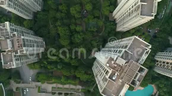 日落时空中垂直拍摄于住宅公寓楼在社区公寓大楼上空拍摄视频的预览图