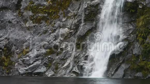 在新西兰隐湖关闭瀑布视频的预览图