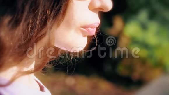 美女吃甜樱桃慢镜头视频的预览图