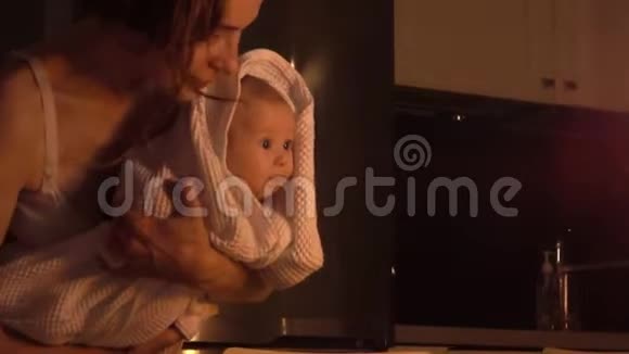 小女孩和她妈妈在看生日蛋糕视频的预览图