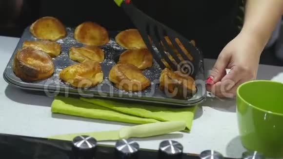 自制芝士松饼放在松饼盘里视频的预览图