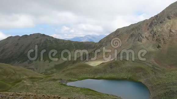 俄罗斯高加索敦拜国家公园的山区时间推移湖景视频的预览图