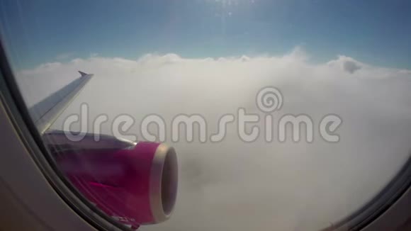 飞机在云中飞行乘客在船上舷窗没有能见度视频的预览图