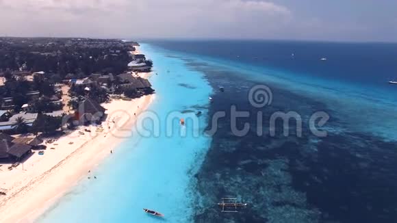 坦桑尼亚桑给巴尔Nungwi海滩和酒店的鸟瞰图视频的预览图