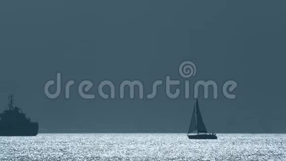 直布罗陀附近一艘未知的巡航帆船的剪影视频的预览图