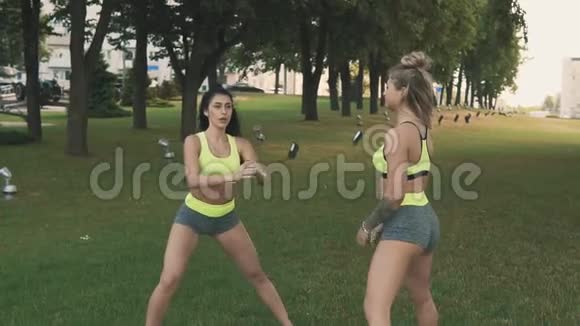可爱适合年轻的女人做热身伸展自然体育健身视频的预览图
