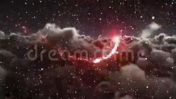 随着雪花飘落的视频构图揭示了夜晚云层上的星迹视频的预览图