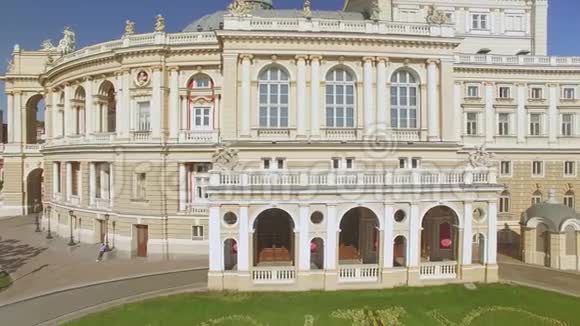 摄像机在敖德萨国家学术歌剧院和芭蕾舞剧院附近侧飞视频的预览图