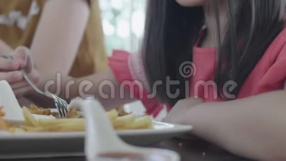 亚洲女孩用叉子吃早餐视频的预览图