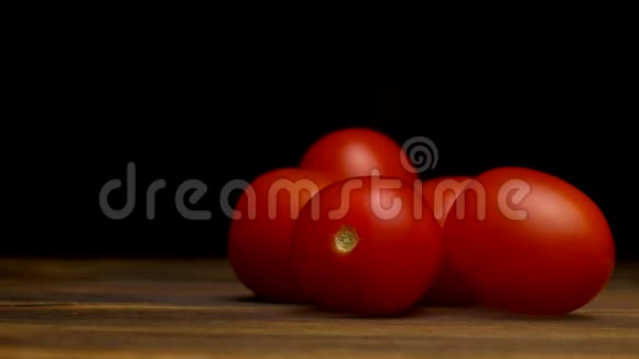 新鲜和成熟的西红柿从冰箱的黑色背景从新鲜和凉爽蒸发视频的预览图