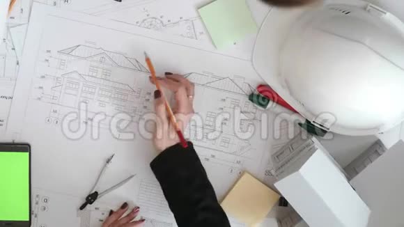 女孩用铅笔指着画的各个地方在中间签了个字视频的预览图