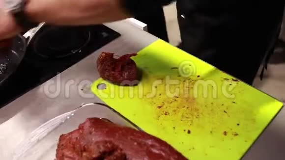 厨师为船上的牛排做切肉小片生肉美食大师班选择性聚焦视频的预览图