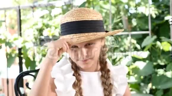 小漂亮的女孩带着草帽笑着玩生活方式女孩喜欢夏天和好心情视频的预览图