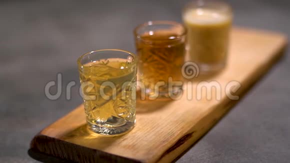 三个酒精芳香的酒美味的服务停留在木桌上准备饮用关门视频的预览图