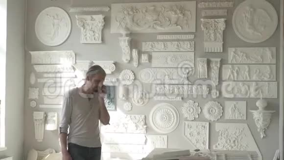 成熟的男性雕塑家长发打电话视频的预览图