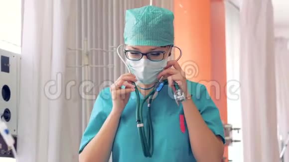 一位带着听诊器的女医生正在倾听病人呼吸视频的预览图