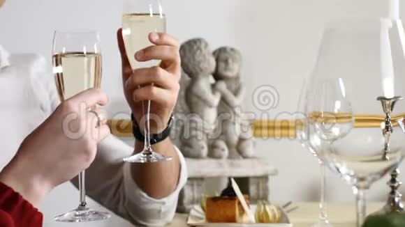浪漫关系的概念双手戴着香槟一对年轻夫妇在一个约会餐厅的特写镜头视频的预览图