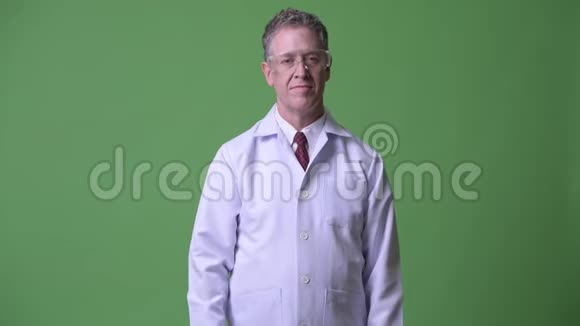 严肃的成熟男人医生戴着防护眼镜视频的预览图
