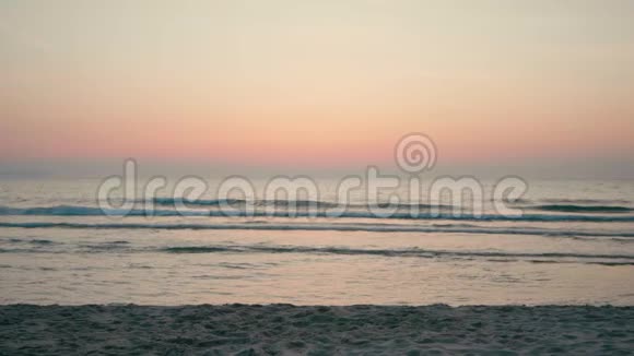 夏季海滩日落时分运动员沿着海岸快速奔跑视频的预览图