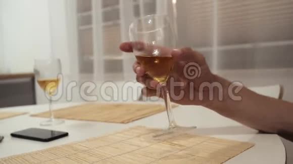 从杯子里喝威士忌香槟的年轻人视频的预览图
