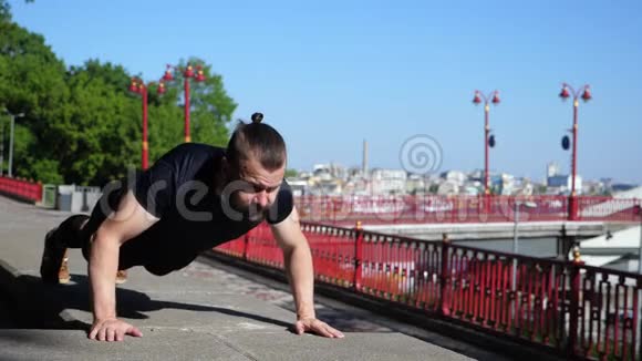 这位留胡子的运动员早上在户外锻炼那个人正在做俯卧撑视频的预览图