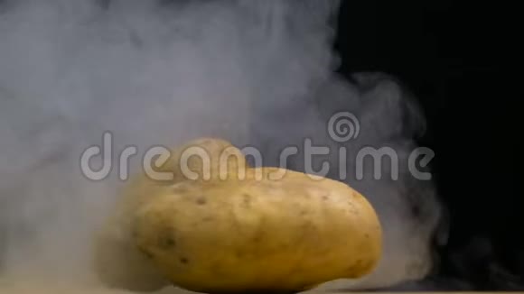 土豆在烟雾中缓慢地旋转复制空间视频的预览图
