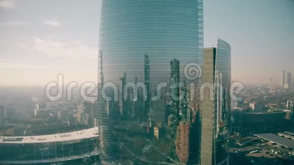 现代摩天大楼的鸟瞰细节反映了城市视频的预览图