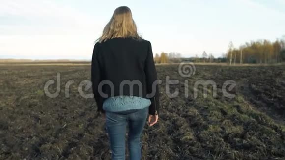 一个穿着黑色外套的女孩走在地上秋天的心情悲伤视频的预览图