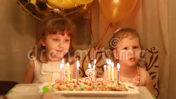 小可爱的女孩在派对上吃生日蛋糕有趣快乐的孩子们争论并表达不满3年视频的预览图