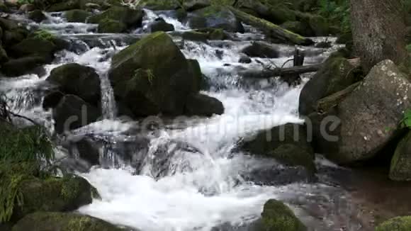 溪水在山石间流淌视频的预览图