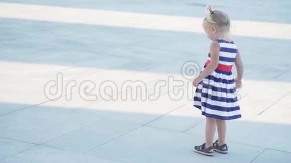一个小女孩穿着一条衣服慢慢地绕了一圈视频的预览图
