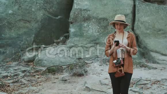 旅行者女孩用石头生活方式旅游和度假等概念自拍视频的预览图
