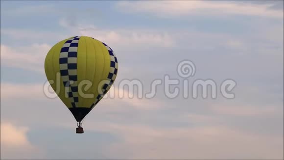 热气球在黄昏时轻轻地穿过夏天的天空飞到右边视频的预览图