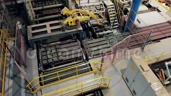 现代工业机器人手臂与砖块在一条线上工作视频的预览图