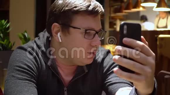 利用电话和无线电话在餐馆博主中进行在线视频通话视频的预览图