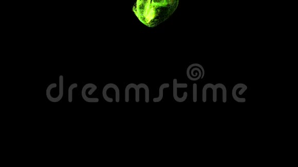 4k发光的绿色粒子在液体流动中移动在推架中心碰到一个力球场视频的预览图