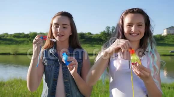 快乐的少女在大自然中制造肥皂泡视频的预览图