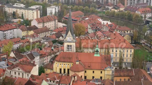 圣詹姆斯教堂和卢布利亚纳城市景观的鸟瞰图视频的预览图