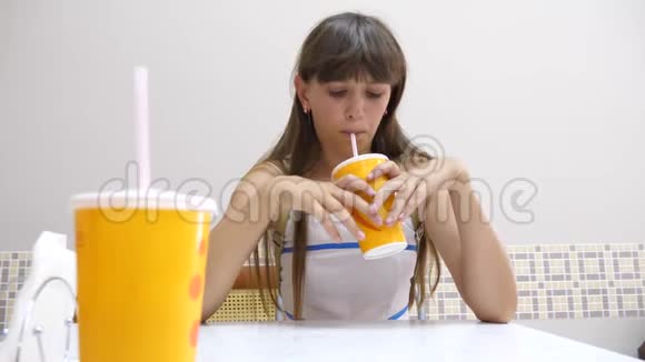少女在咖啡馆喝鸡尾酒视频的预览图