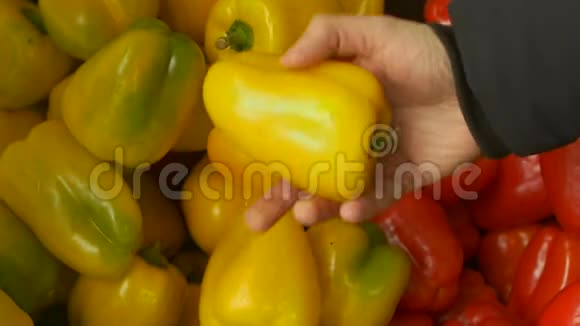 人们在商店市场上摸摸选鲜甜椒视频的预览图