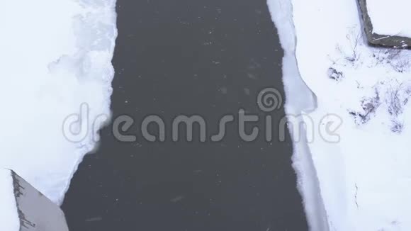 冬季冰冻的河流冰块漂浮在其中从上面可以看到视频的预览图